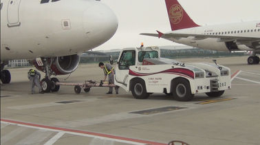 Китай Надежный аэродромный тягач, полноприводное управление, оборудование для наземных служб аэропортов поставщик